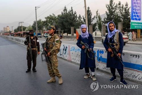 아프간 카불에서 경계 활동 중인 탈레반.