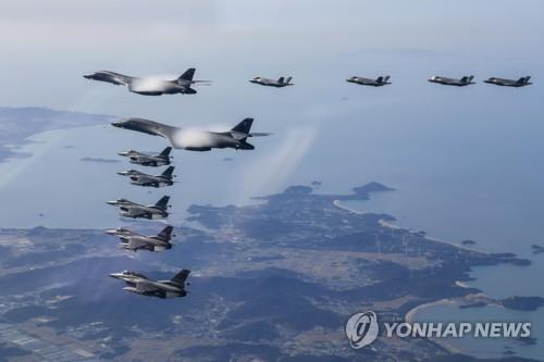 한반도 상공에서 작전을 벌이는 미 전략폭격기 B-1B