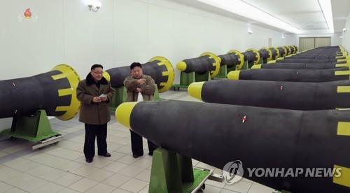 '화성-12형' 탄두부 둘러보는 김정은 북한 국무위원장