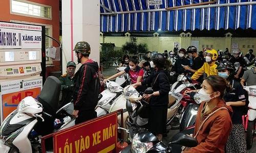연료를 채우기 위해 하노이의 주유소에 줄지어 서 있는 시민들