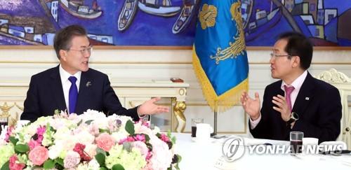 얘기 나누는 문재인 전 대통령과 홍준표 자유한국당 대표