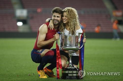 2015년 5월 FC 바르셀로나가 스페인 국왕컵 우승을 결정지은 직후 함께 축하하는 제라드 피케와 샤키라 [EPA 연합뉴스 자료사진. 재판매 및 DB 금지] 