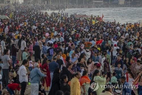 작년 12월 31일 인도 뭄바이 해변에 모인 석양 관람 인파.