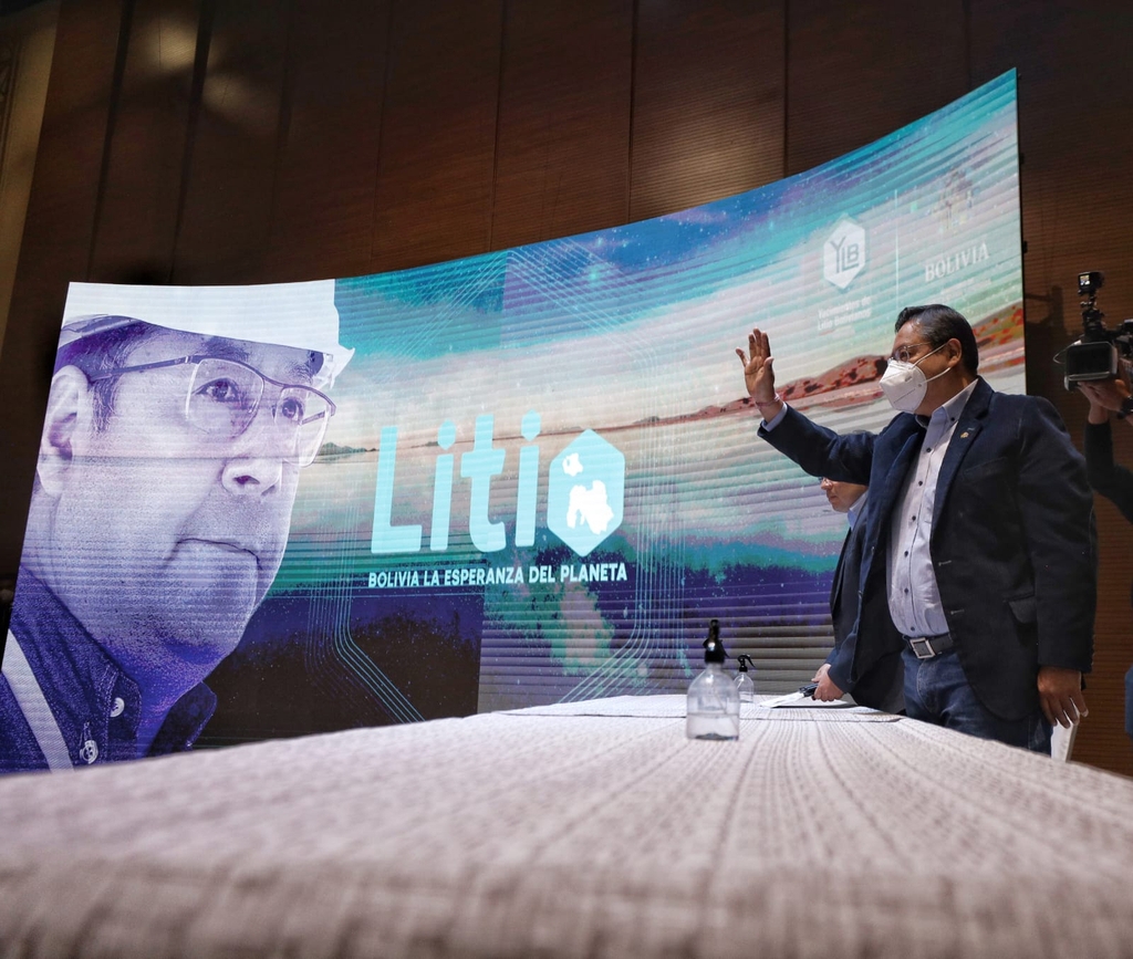 리튬 개발 계약 행사장에서 청중에게 인사하는 볼리비아 대통령