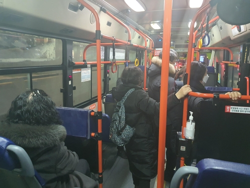 첫차 15분 당겨진 146번 버스…그만큼 늘어난 '공짜 노동'
