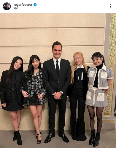 페더러(가운데)와 블랙핑크 멤버들의 기념사진.