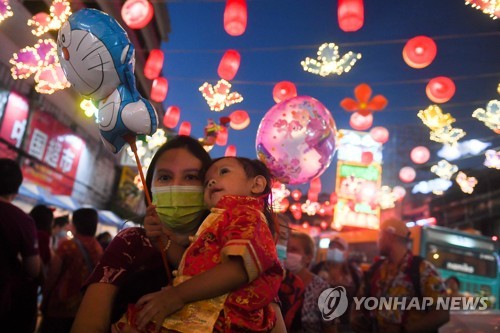 중국, 내일부터 20개국 해외 단체여행 재개…한국은 제외