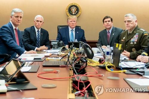 백악관 상황실서 IS 수괴 제거 작전을 지켜보는 트럼프 전 미국 대통령(가운데)