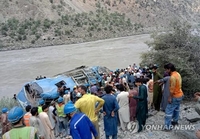 파키스탄 북서부서 버스·승용차 협곡 추락…