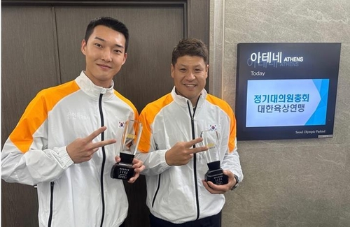2022년 대한육상연맹 최우수선수 우상혁(왼쪽)과 최우수지도자 김도균 코치