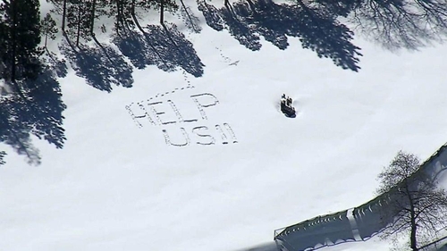 [월드&포토] "도와주세요" 눈밭 SOS…폭설에 고립된 캘리포니아 주민