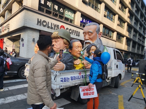 촛불행동 집회에 등장한 윤석열 대통령·김건희 여사 등 모형