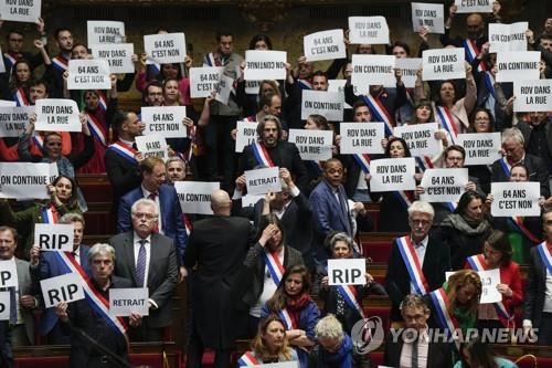 마크롱 정부의 연금 개혁법에 반대하는 야당 의원들이 20일 프랑스 의회에서 '64세 안돼', '거리로 나가자' 등의 구호를 들고 항의하고 있다. [AP 연합뉴스 자료사진] 