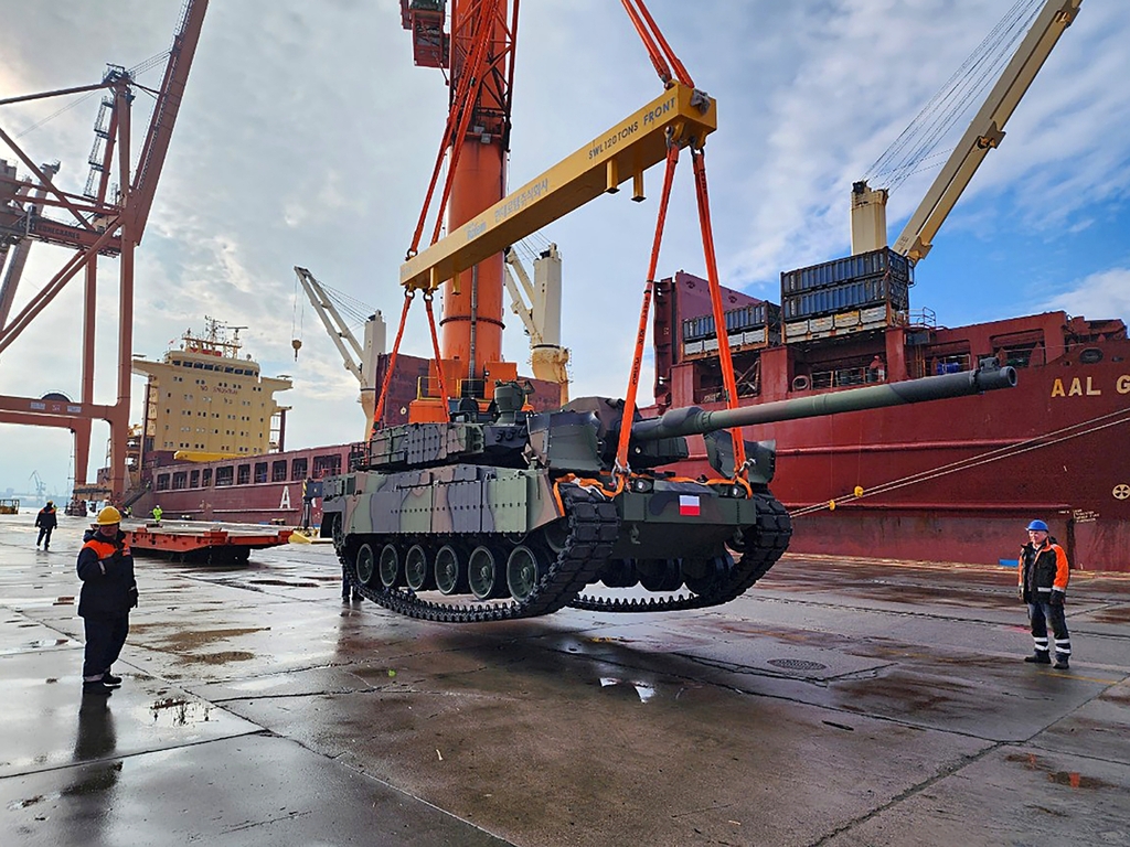 폴란드 그드니아 항구에 도착한 K2 전차