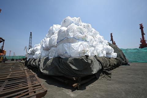 중국의 한 항구에 적재된 황산리튬