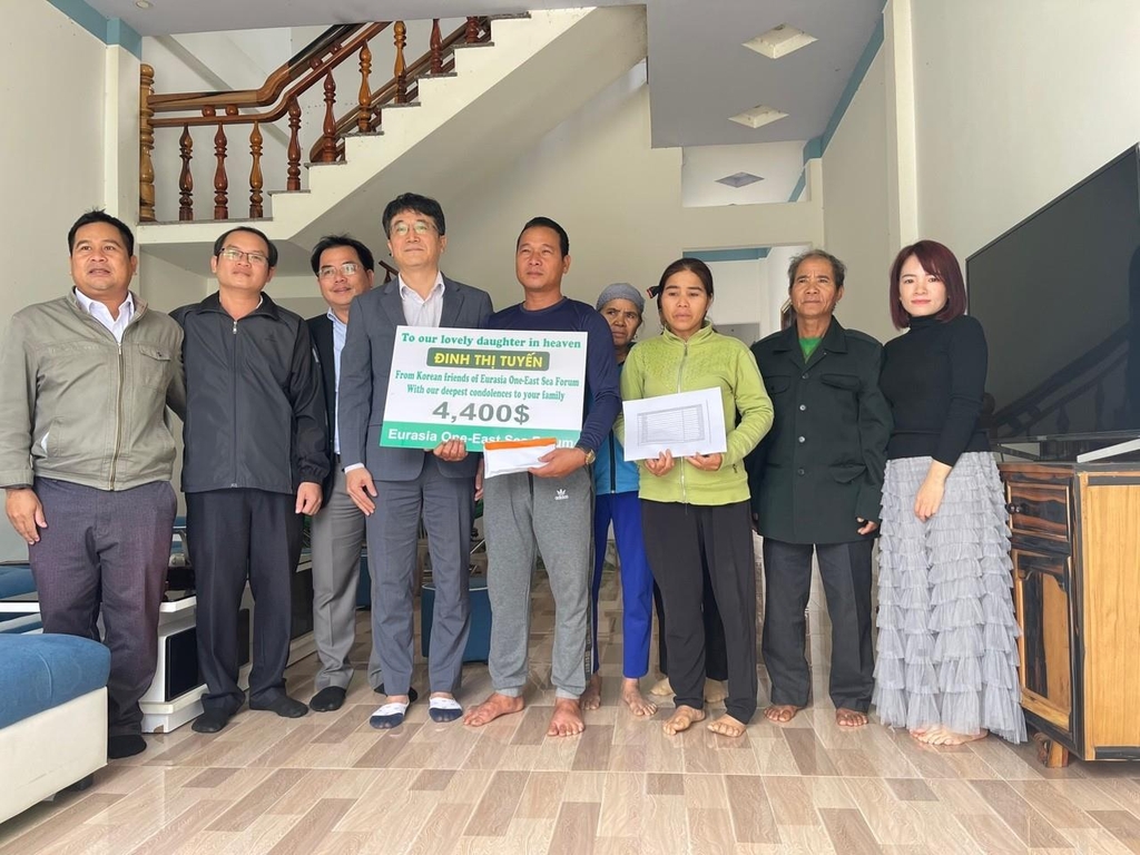 해외 한인 동포들이 모은 위로금을 전달받는 '이태원 참사' 베트남인 희생자 유족