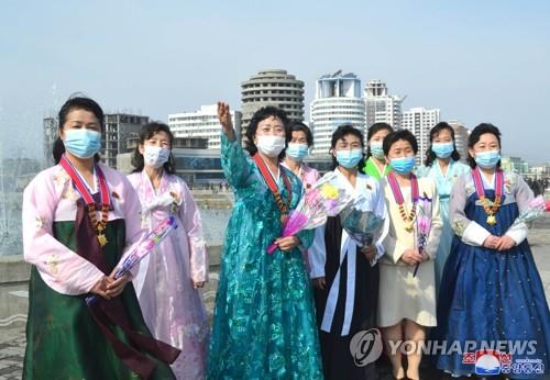 국제부녀절 112주년 기념하는 북한 주민들