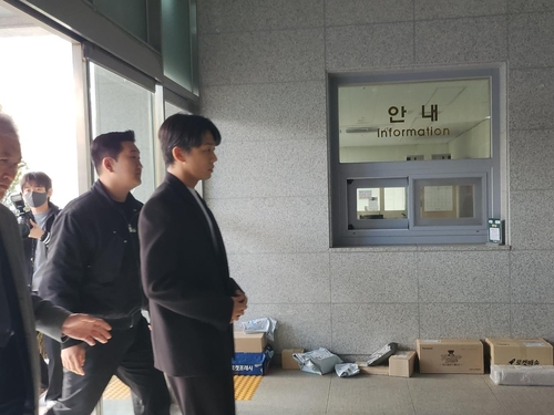 '마약류 투약 혐의' 유아인 경찰 출석