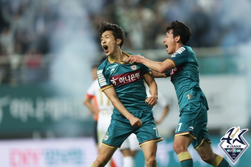 결승 골 터뜨리고 환호하는 대전의 마사