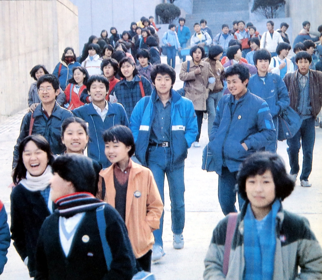 교복 자율화 시절 하교하는 학생들. 1985년 [연합뉴스 자료사진]
