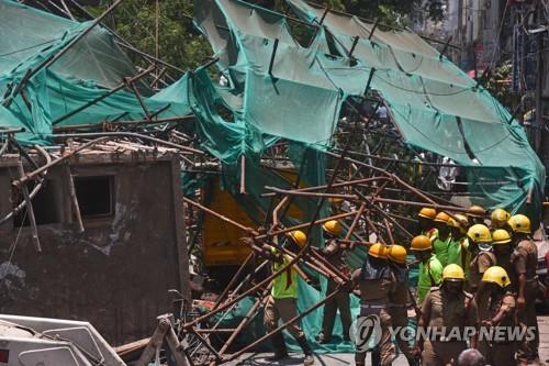 인도 서부서 3층 건물 붕괴…"3명 사망·10명 매몰"