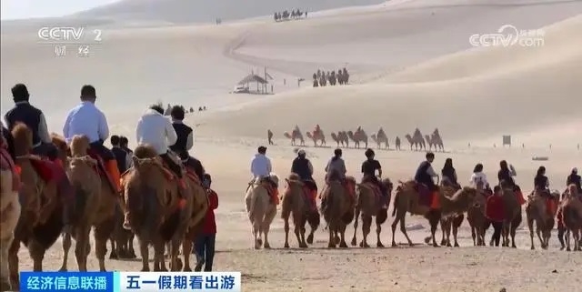 노동절 연휴 사막 체험하는 중국인들