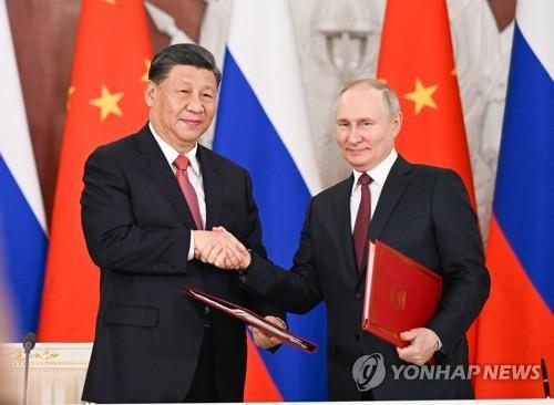 공동성명 서명 후 악수하는 시진핑과 푸틴