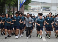 [동정] 경찰청장, 경찰학교 교육생과 아침 달리기