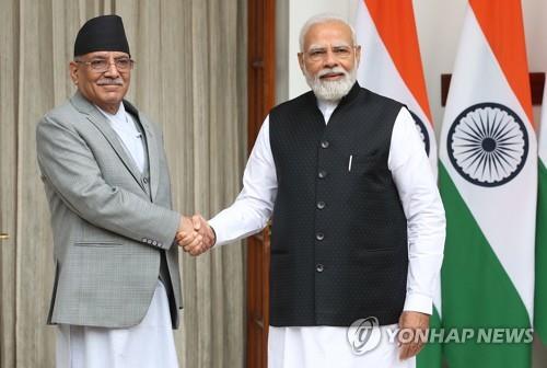 네팔 신임 총리, 첫 인도 방문서 에너지·경제 협력 강화 합의