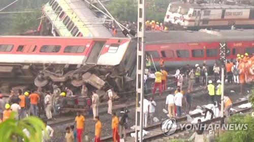 2일 인도 동부서 발생한 열차 충돌 관련 사고 현장