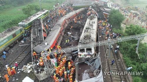 "인도 사고열차, 신호 오류로 다른 철로에 진입했다가 3중 충돌"