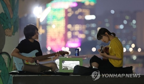 조례 개정추진에 '한강 치맥' 금지?…서울시 "시민 공감해야"