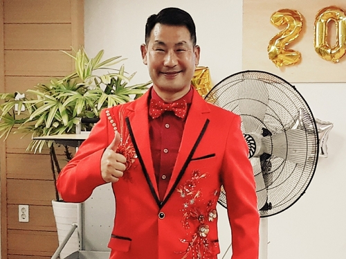[#나눔동행] "어르신들 웃음꽃 위해" 재롱 선사하는 경찰관