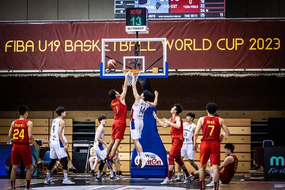 경합하는 한국, 중국 U-19 농구대표팀 선수들