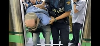 2호선 지하철서 쇠붙이로 승객 얼굴 공격…2명 부상