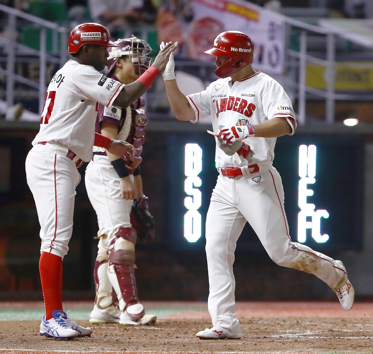 3점 홈런을 때리고 동료의 축하를 받는 SSG 하재훈(오른쪽)