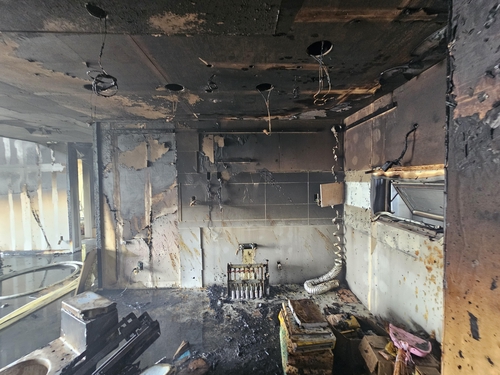사천 아파트 15층 화재…주민 10여명 대피