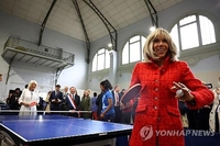 '프랑스서 활약' 커밀라 왕비, 영부인과 탁구대결…불어 연설도