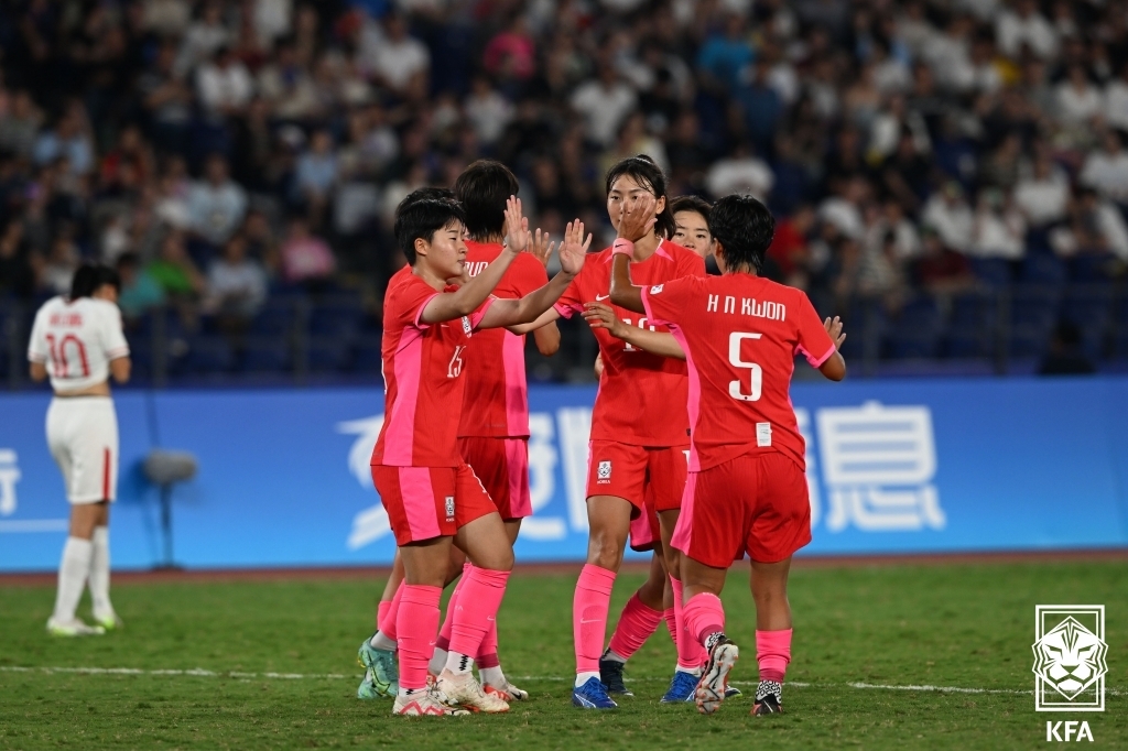 한국 여자축구 국가대표 선수들의 경기 모습.