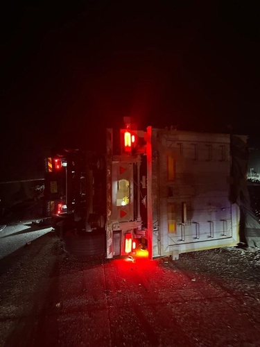 함안 고속도로서 25t 화물차가 미군 트럭 추돌…일대 도로 정체
