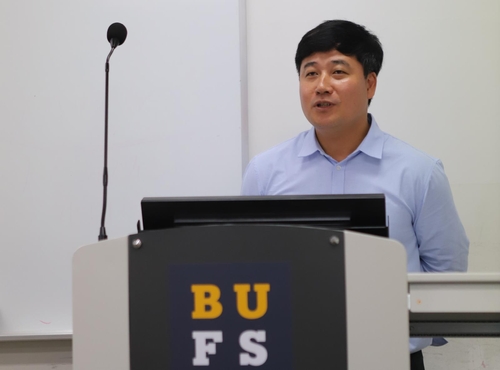 "내 삶에서 자극받기를"…두차례 탈북한 청년, 대학 정교수 됐다
