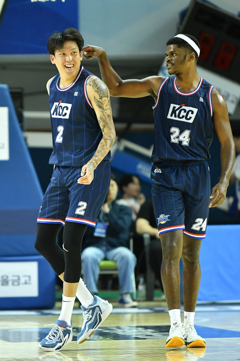 KCC 최준용(왼쪽)과 새 외국인 선수 존슨