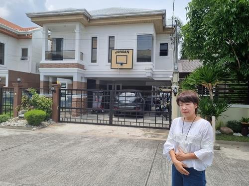 남편이 필리핀 경찰에 의해 납치된 장소에 서 있는 최경진씨