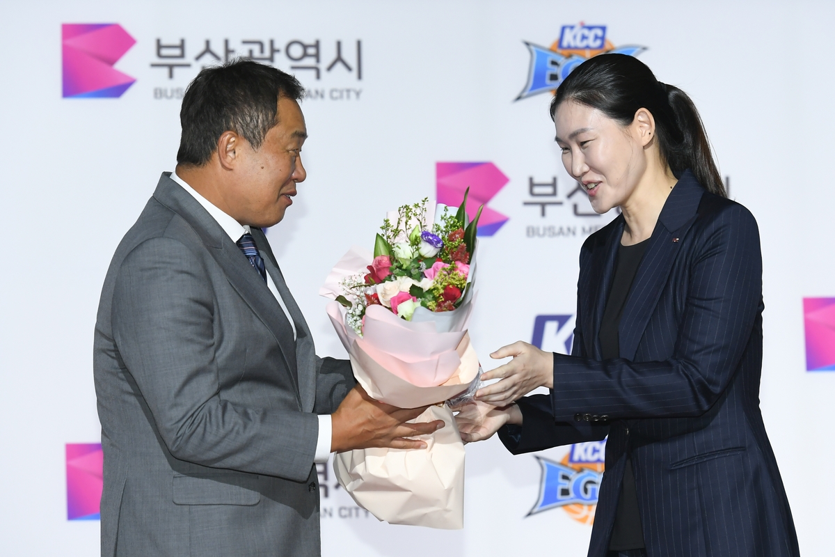 KCC 전창진 감독(왼쪽)과 BNK 박정은 감독