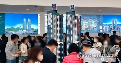 아파트 견본주택을 둘러보는 방문객들
