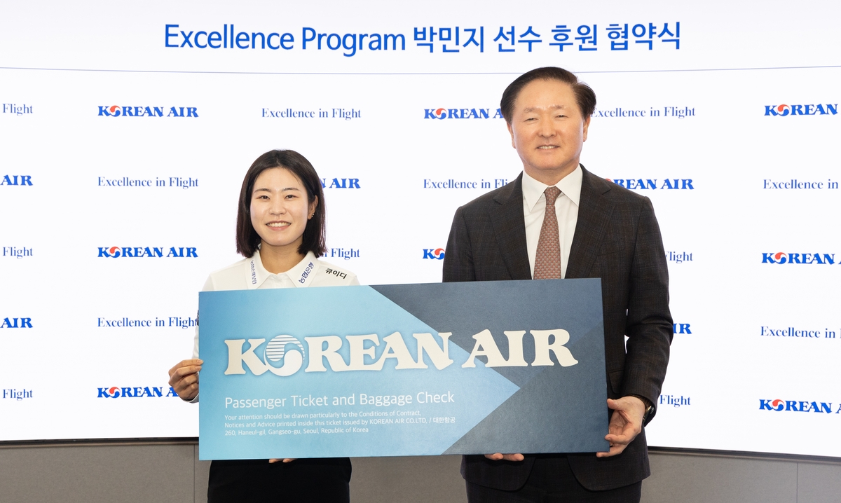 Korean Air President Woo Ki-hong (right) and professional golfer Park Min-ji