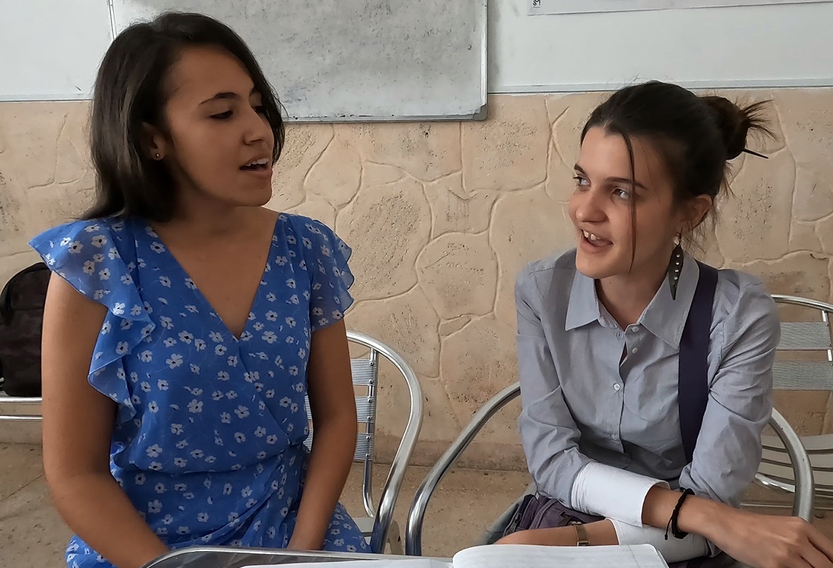 쿠바 한글학교 교실에서 한국어로 노래하는 '은진주'(왼쪽)·'신양' 학생