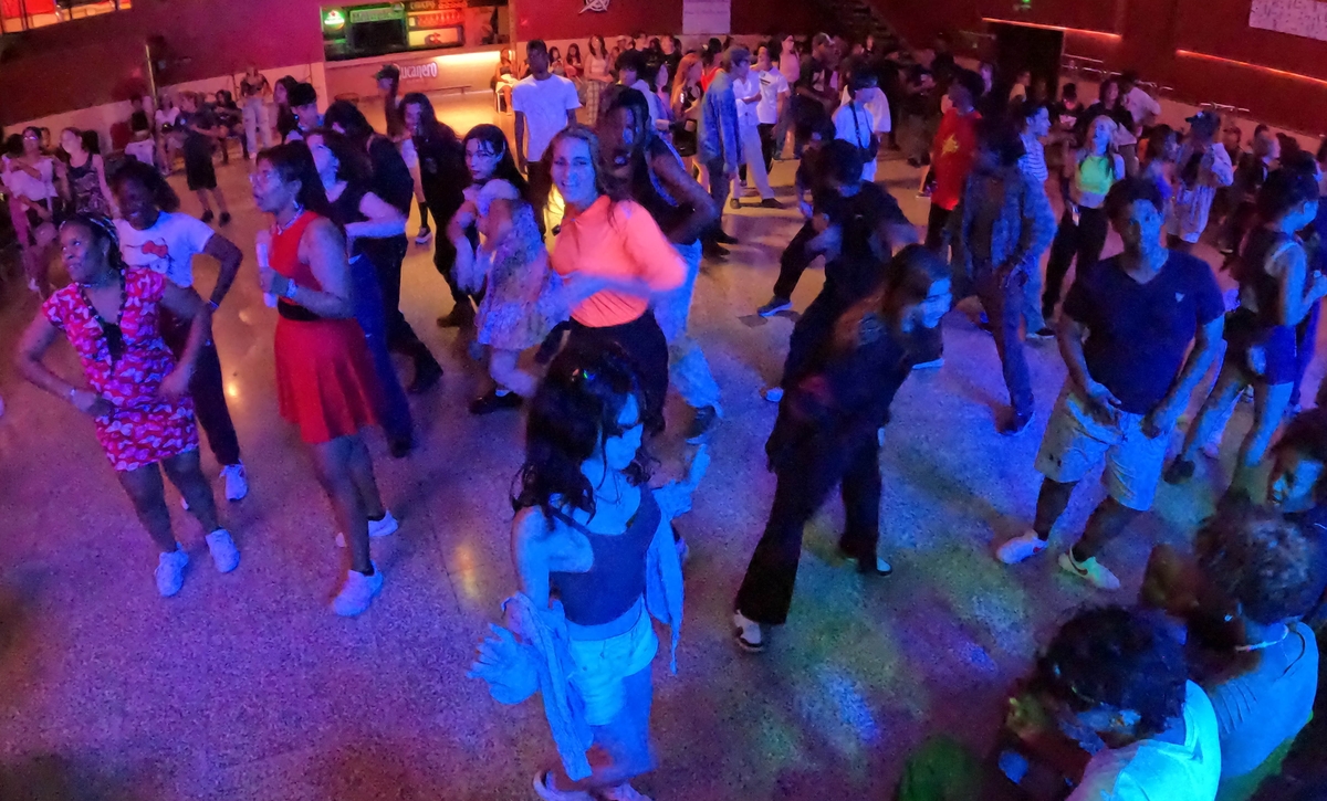 K팝 댄스 즐기는 쿠바 젊은이들