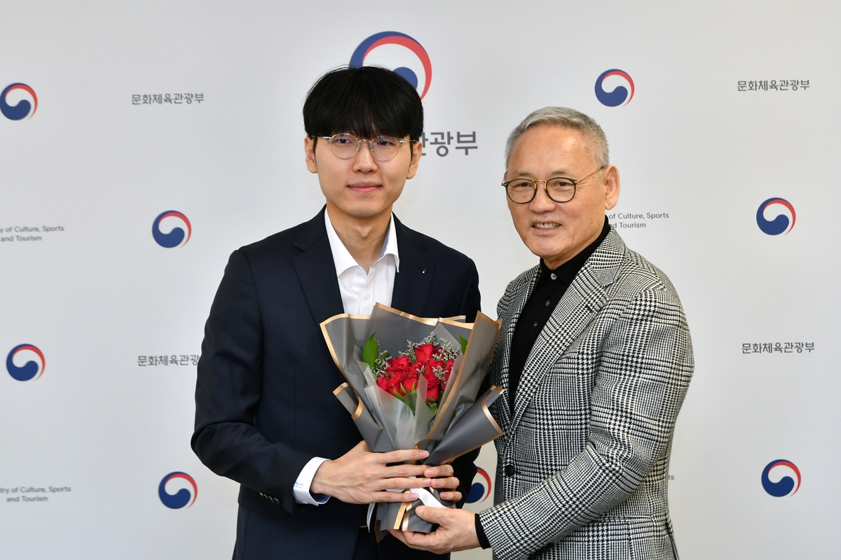 Minister Yoo In-chon congratulated Shin Jin-seo 9th Dan on winning the Nongshim Cup.
