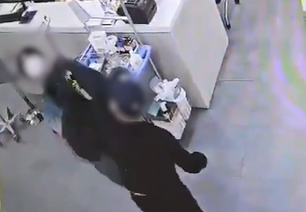 응급구조사에게 주먹 휘두르는 피의자
